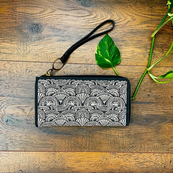 Universal Threads Wristlet - Picture 1 of 4